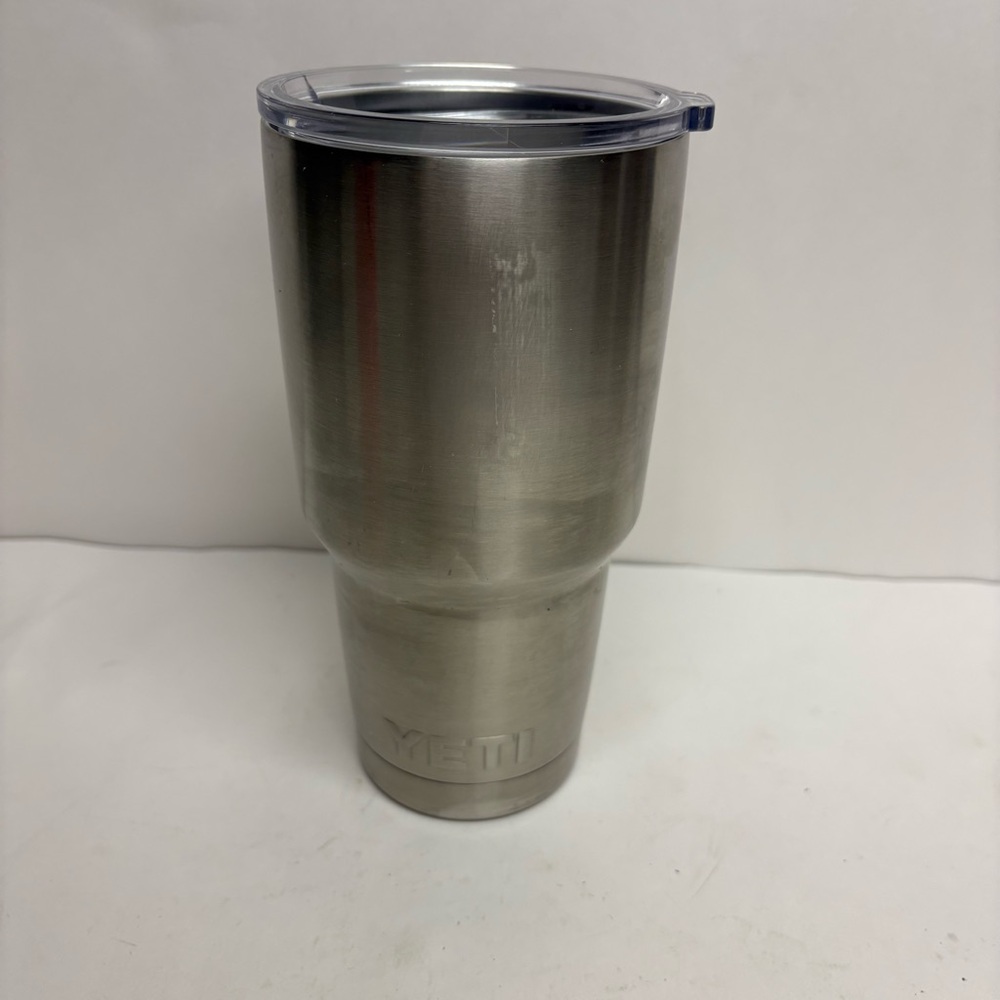 YETI Stainless Steel Rambler Tumbler 30oz With Lid